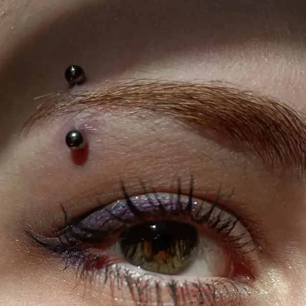 Piercing ceja en Barcelona Realizado por Laura Blu Piercer