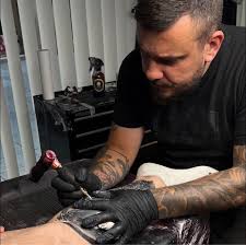 Tony Black Realizando un tatuaje realistas de retrato en Barcelona