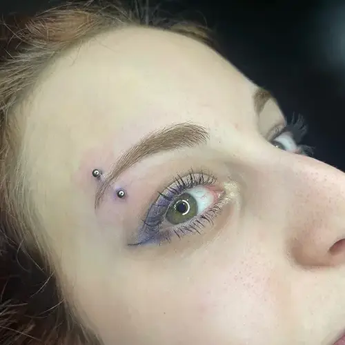 Piercing ceja en Barcelona Realizado por Laura Blu Piercer