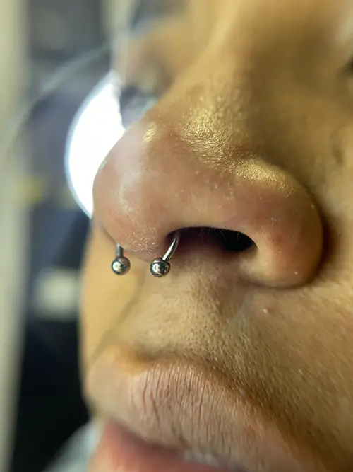 piercing septum Barcelona realizado por Laura Blu Piercer