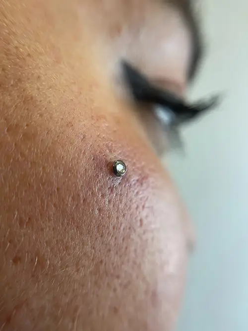 Piercing microdermal en Barcelona por Laura Blu