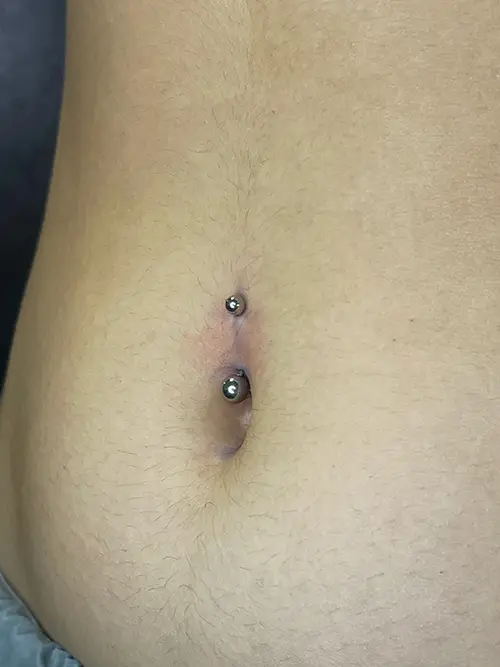 Piercing ombligo en Barcelona realizado por Laura Blu
