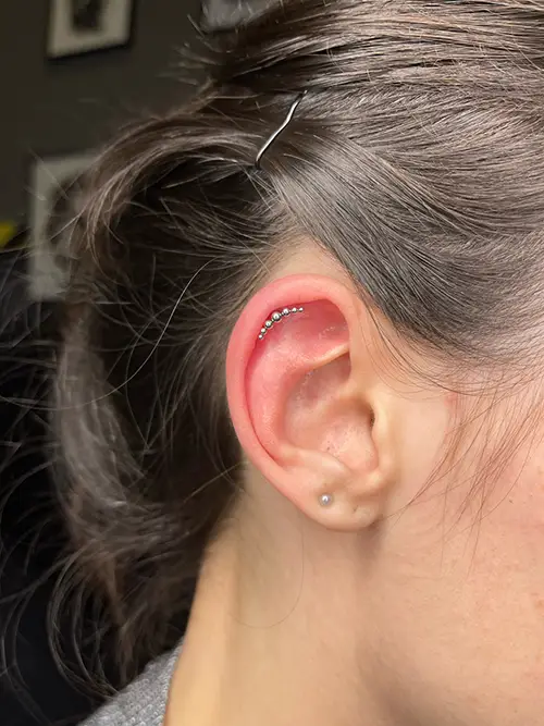 Piercing Helix en Barcelona Por Laura Blu Piercer