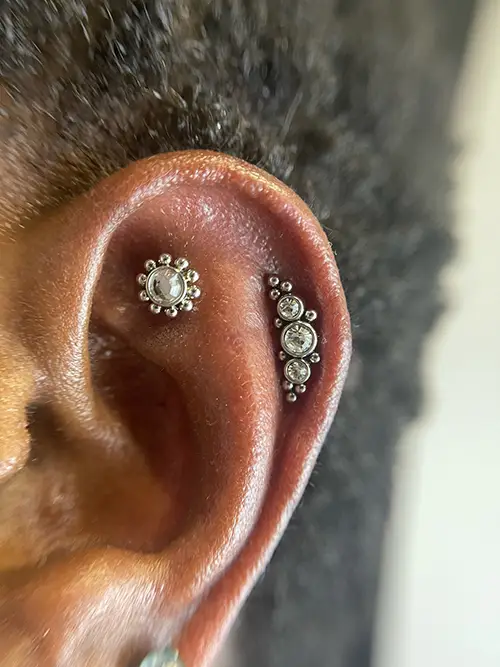 Piercing Helix en Barcelona Por Laura Blu Piercer