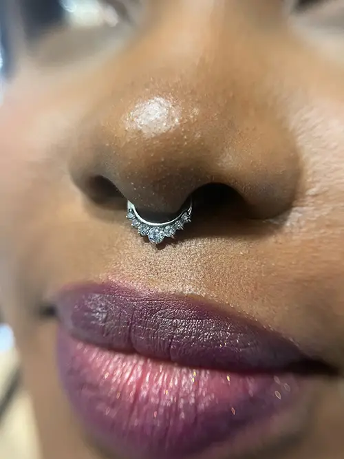 piercing septum Barcelona realizado por Laura Blu Piercer