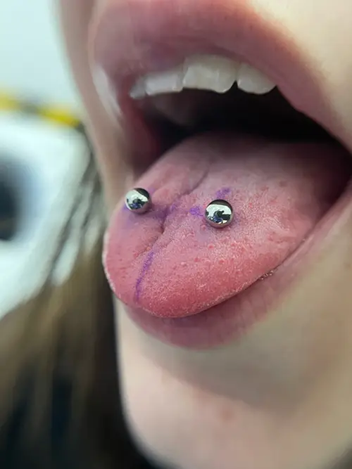 piercing lengua Barcelona realizado por Laura Blu