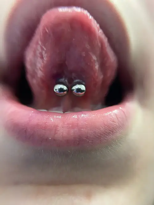 piercing lengua Barcelona realizado por Laura Blu