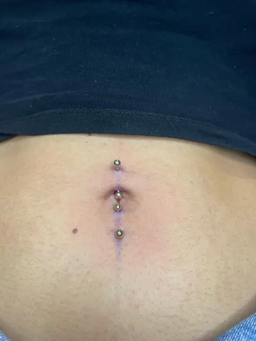 Piercing ombligo en Barcelona realizado por Laura Blu