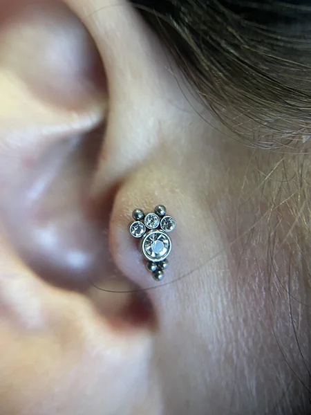 Piercing tragus en Barcelona con Laura Blu Bonanova