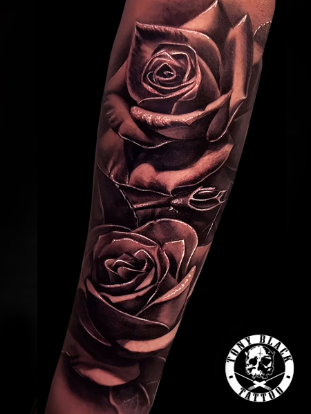 Tatuaje Rosa por Tony Black eterna estudio de tattoo y piercing en Bonanova