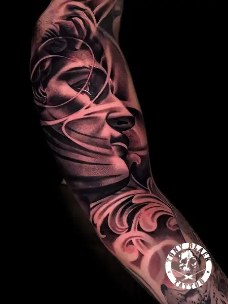 Tatuaje realista Perseo por Tony Black eterna estudio de tattoo y piercing en Bonanova
