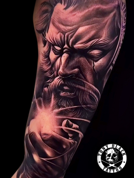 Tatuaje realista Zeus por Tony Black eterna estudio de tattoo y piercing en Bonanova