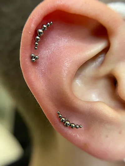 Combinaciones de piercings en oreja