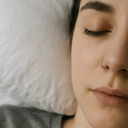 Cómo dormir con un piercing