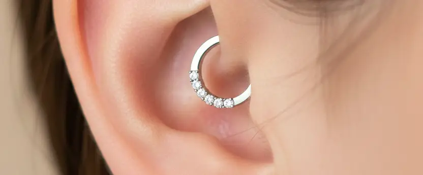 Piercing Daith Barcelona: Seguridad Clínica y Joyería de Lujo en Zona Alta