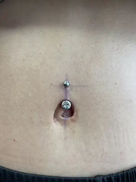 Piercing en ombligo tras abdominoplastia: perforación segura en tejido reconstruido - Laura Blu Barcelona