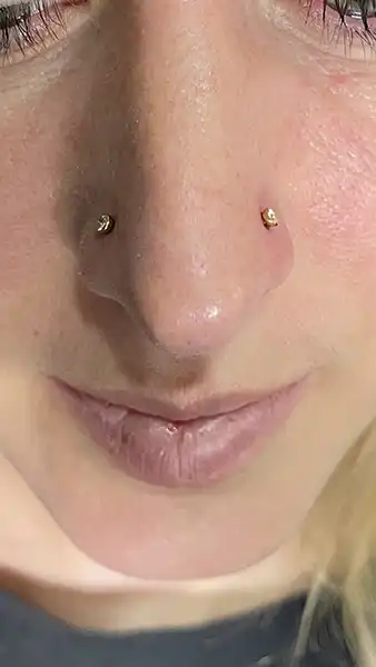 Resultado de dos piercing nostril perfectamente alineados, un trabajo de autor en Barcelona.