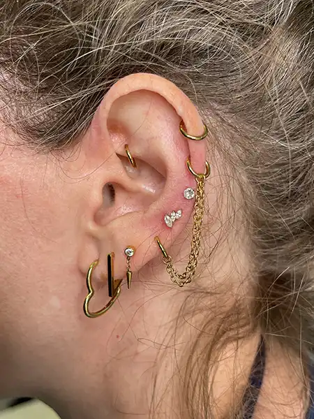Piercing oreja Barcelona: Diseño de Ear Styling con joyería de titanio grado implante