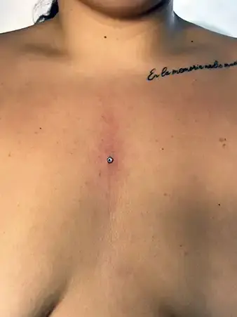 Piercing microdermal anclado en el pecho con top brillante - Laura Blu Sarrià