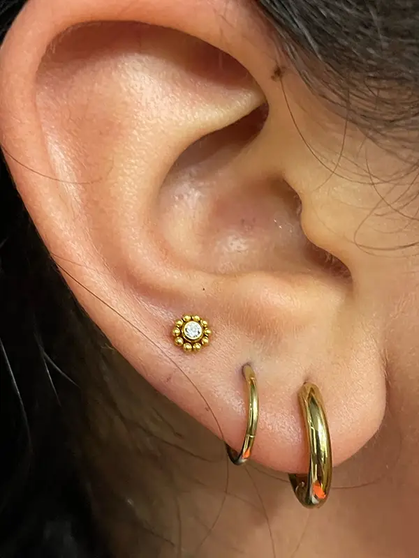 Composición en lóbulo con joya de titanio y doble aro ajustado - Eterna Piercing Sarrià