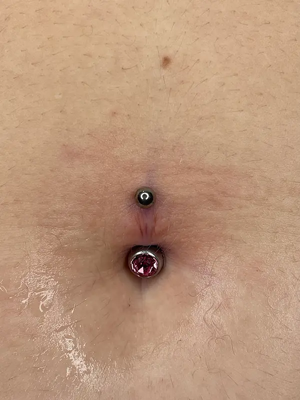 Detalle de piercing ombligo Barcelona con ajuste perfecto y joyería de titanio ASTM F-136